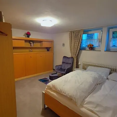 Einzelzimmer Wohnkeller In Alstaden Fuer 3 Personen Ohne Kueche, Gefrierschrank Und Mikrowelle Vorhanden!! *