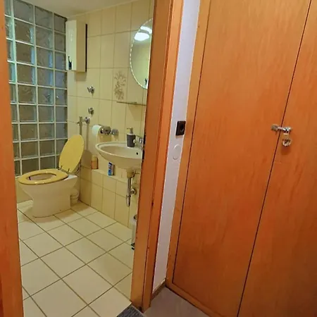 Einzelzimmer Wohnkeller In Alstaden Fuer 3 Personen Ohne Kueche, Gefrierschrank Und Mikrowelle Vorhanden!! شقة أوبيرهاوزين