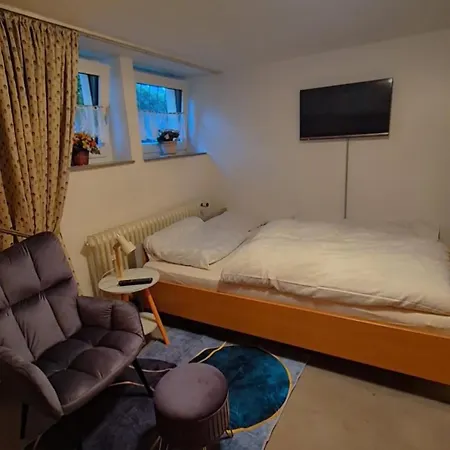 Einzelzimmer Wohnkeller In Alstaden Fuer 3 Personen Ohne Kueche, Gefrierschrank Und Mikrowelle Vorhanden!! *
