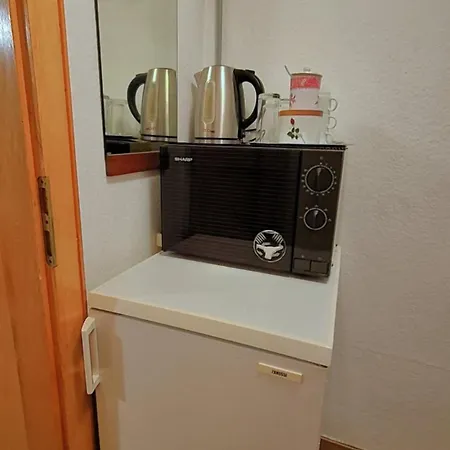 Einzelzimmer Wohnkeller In Alstaden Fuer 3 Personen Ohne Kueche, Gefrierschrank Und Mikrowelle Vorhanden!! شقة