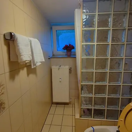 아파트 Einzelzimmer Wohnkeller In Alstaden Fuer 3 Personen Ohne Kueche, Gefrierschrank Und Mikrowelle Vorhanden!!