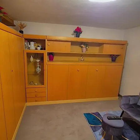 Einzelzimmer Wohnkeller In Alstaden Fuer 3 Personen Ohne Kueche, Gefrierschrank Und Mikrowelle Vorhanden!! *