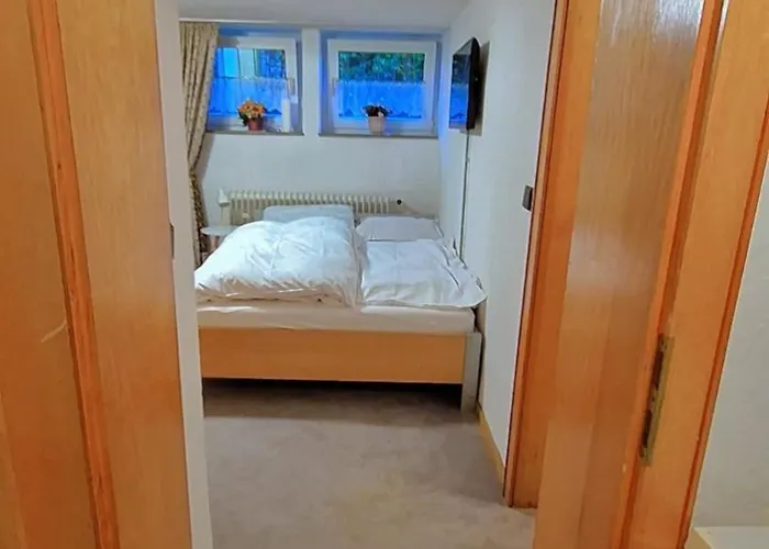 Einzelzimmer Wohnkeller In Alstaden Fuer 3 Personen Ohne Kueche, Gefrierschrank Und Mikrowelle Vorhanden!! Lejlighed