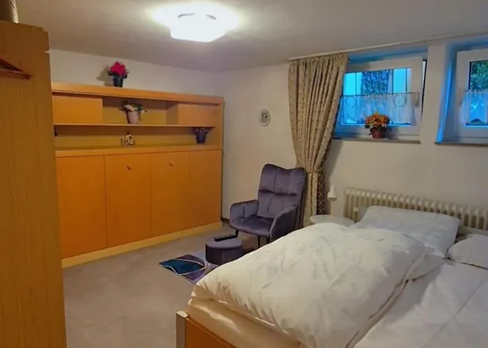 Einzelzimmer Wohnkeller In Alstaden Fuer 3 Personen Ohne Kueche, Gefrierschrank Und Mikrowelle Vorhanden!! *