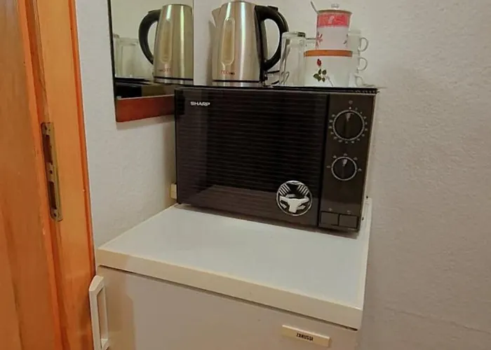 Einzelzimmer Wohnkeller In Alstaden Fuer 3 Personen Ohne Kueche, Gefrierschrank Und Mikrowelle Vorhanden!! Apartamento