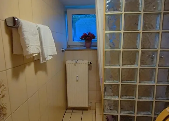 شقة Einzelzimmer Wohnkeller In Alstaden Fuer 3 Personen Ohne Kueche, Gefrierschrank Und Mikrowelle Vorhanden!!