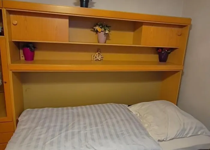 Lejlighed Einzelzimmer Wohnkeller In Alstaden Fuer 3 Personen Ohne Kueche, Gefrierschrank Und Mikrowelle Vorhanden!! Oberhausen (North Rhine-Westphalia)